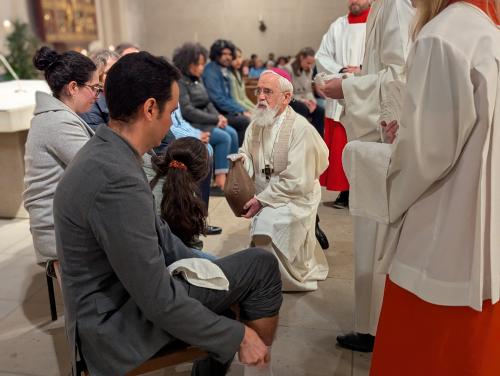 EIn Priester wäscht Gläubigen die Füße