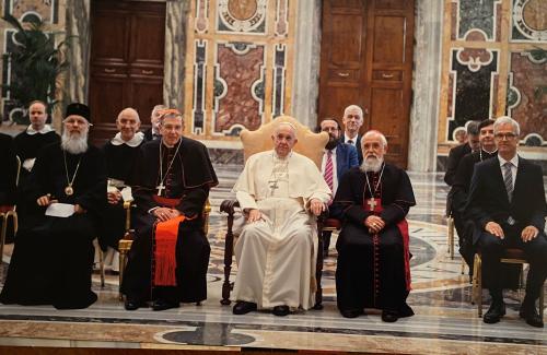 Menschen mit Papst Franziskus
