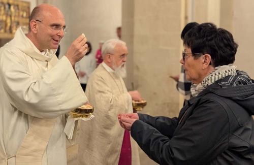 Eucharistiefeier - ein Diakon verteilt Oblaten