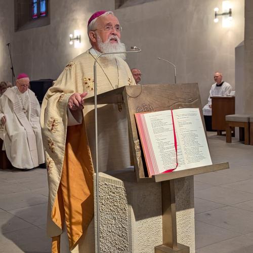 Ein Priester steht am Ambo