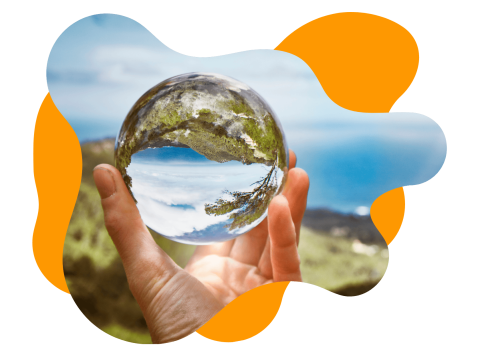 In einer Hand liegt eine Glaskugel, welche die im Hintergrund liegende maritime Landschaft kopfüber darstellt.