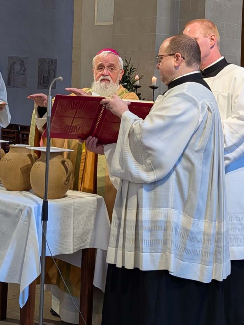 Bischof Feige segnet Öle