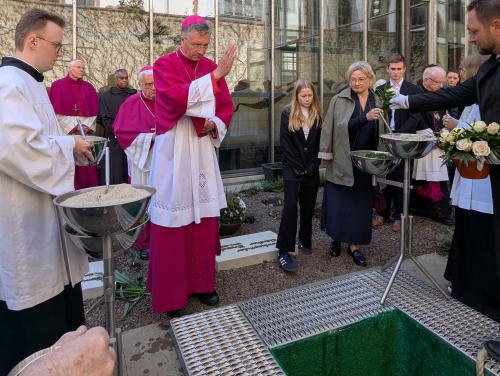 Bischof Michael Gerber am Grab von Bischof Leo Nowak
