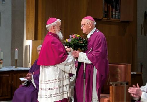 Bischof Feige gratuliert Bischof Leo