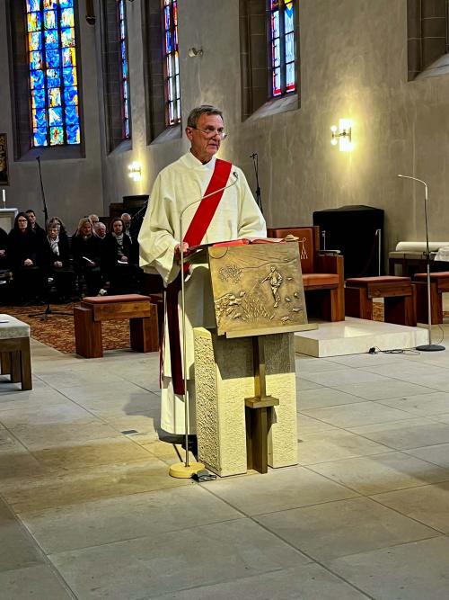 Diakon Wolfgang Gerlich am Ambo