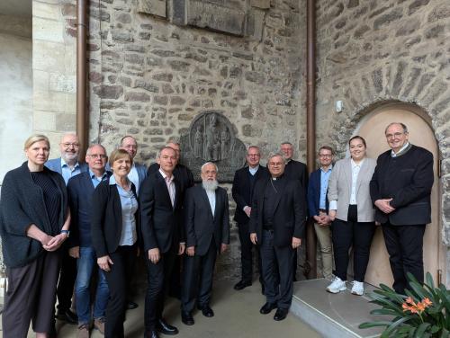 Menschen im Kirchgang der Kathedrale