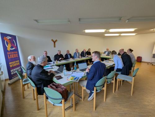 Menschen sitzen in einem Raum
