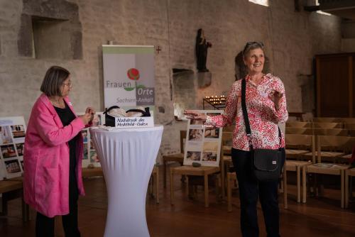 Zwei Frauen an einem Stehtisch