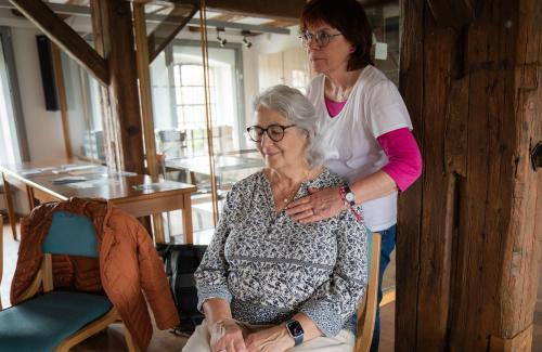 Zwei Frauen bei einer Partneruebung mit Hand-Auflegen