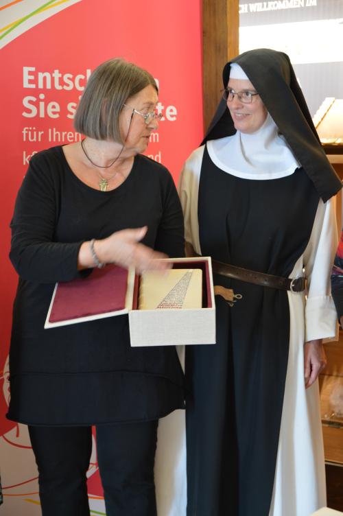 Zwei Frauen stehen nebeneinander