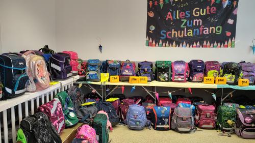 Schulranzen aus Regalen