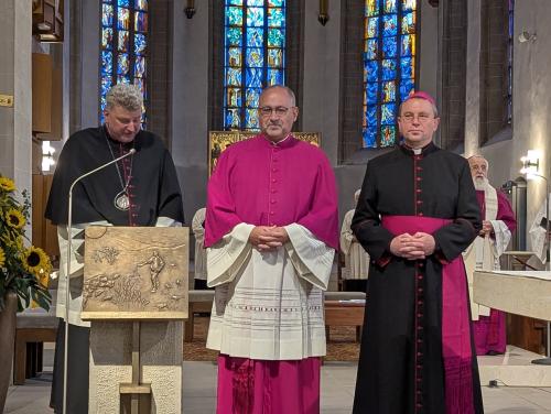 Drei Geistliche in einer Kirche