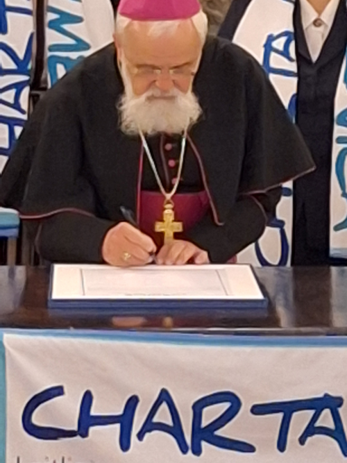 Bischof Feige unterschreibt die Charta Oecumenica