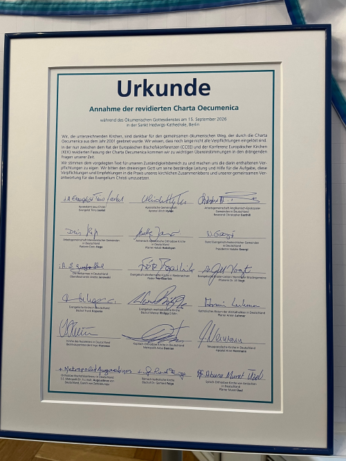 Urkunde mit Unterschriften