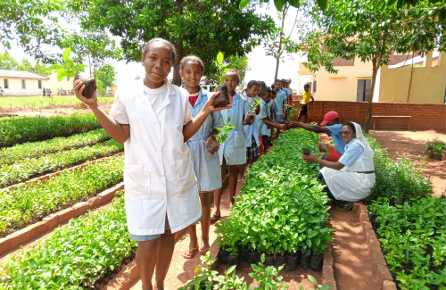 Afrikanische Kinder in einem Garten