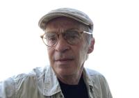 Ein Mann schaut in die Kamera