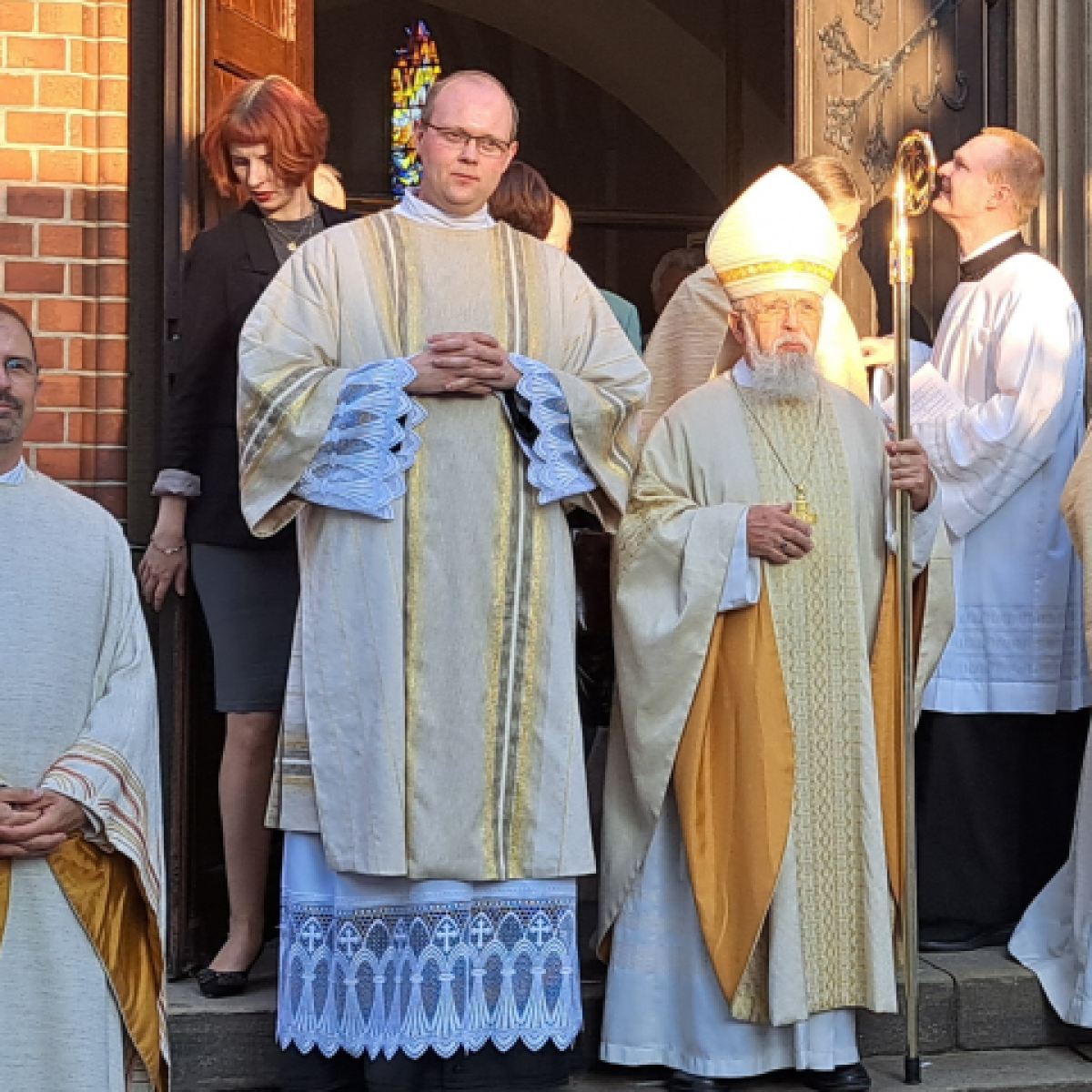 Zwei Männer stehen vor einer Kirche