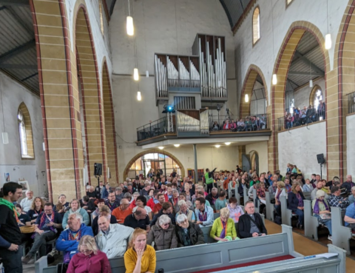 Voll besetzte Kirche