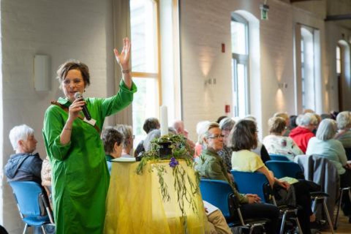 Eine Frau spricht vor Menschen