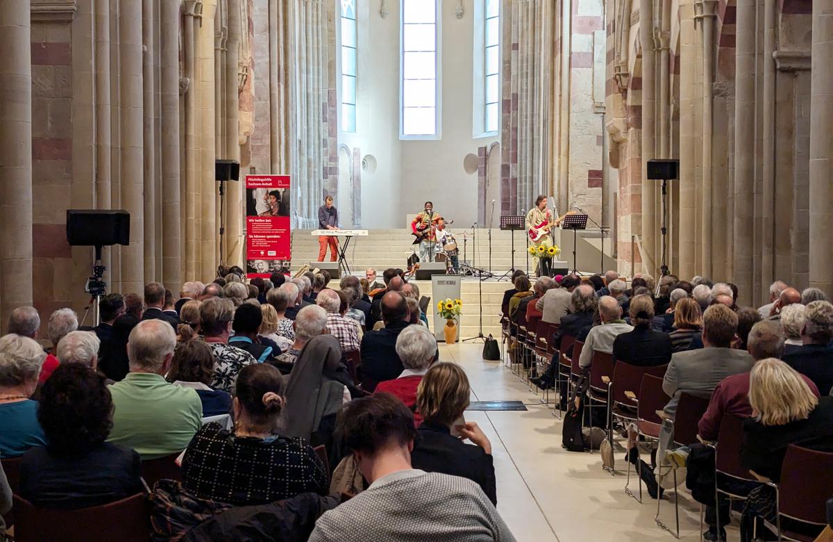 Menschen lauschen in einer Kirche einer Band