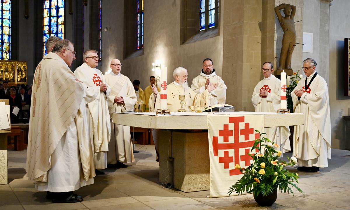 Pontifikalgottesdienst zum Abschluss der Investiturfeierlichkeiten des Ordens vom Heiligen Grab zu Jerusalem mit Bischof Dr. Gerhard Feige in der Kathedrale St. Sebastian am 25. Mai 2025. Sicht auf den Altar.