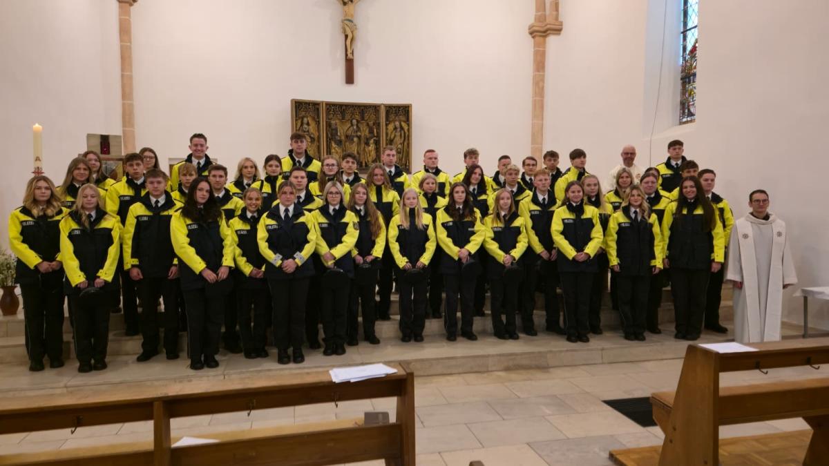 Polizisten in einer Kirche