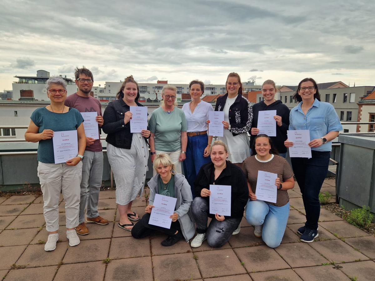 Menschen schauen in die Kamera