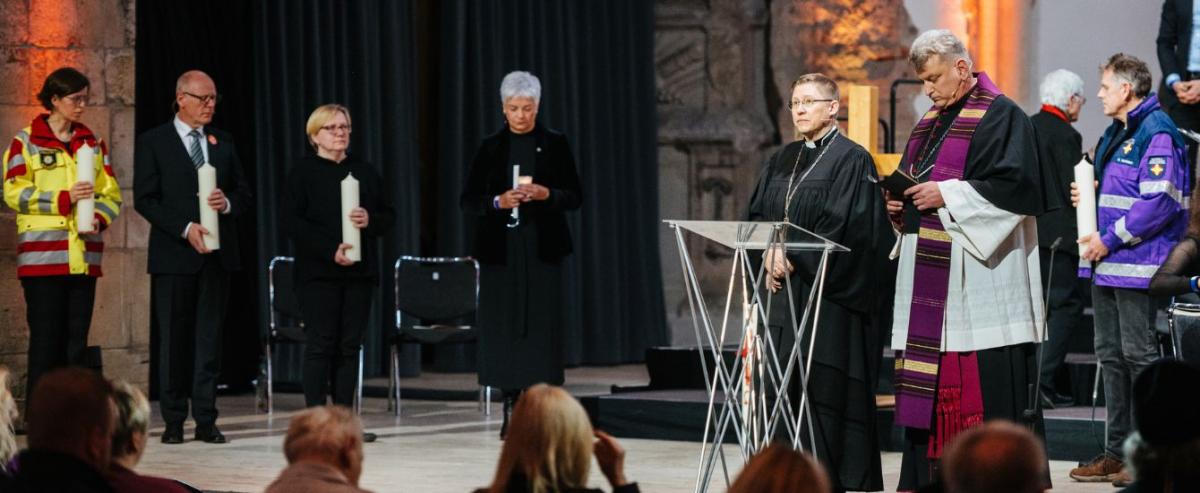 Menschen in einem Gottesdienst