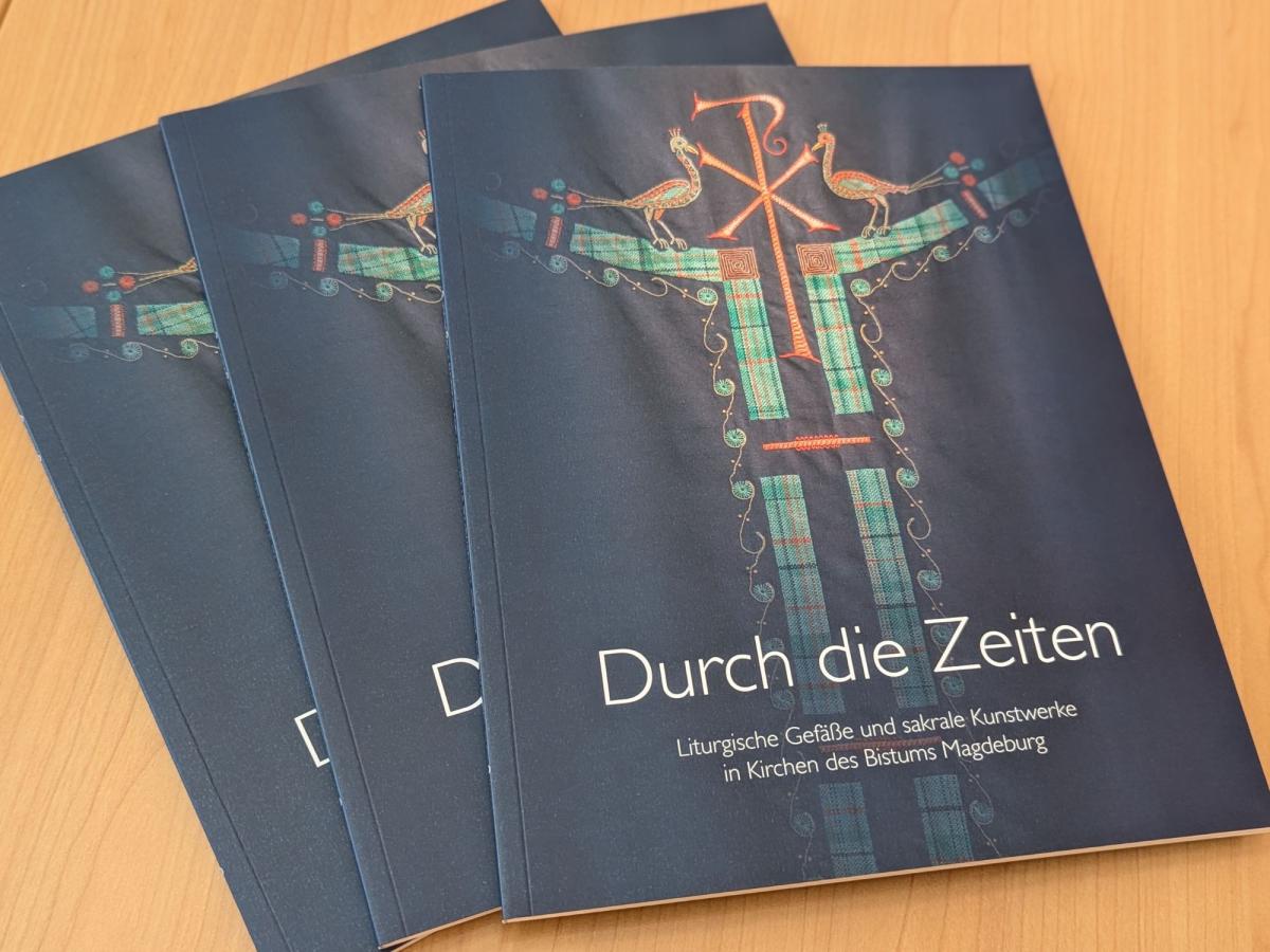 Bücher mit Aufschrift "Durch die Zeiten"