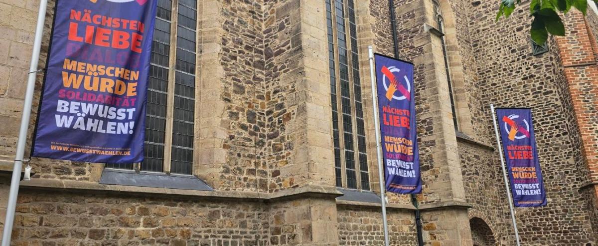 Fahnen vor der Kathedrale