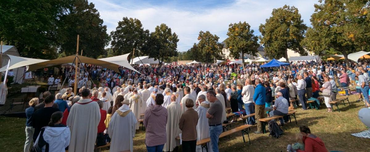 Menschen auf dem Gelände des Klosters Huysburg