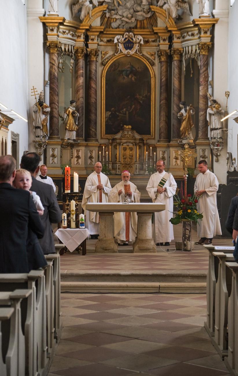 Bischof_am_Altar