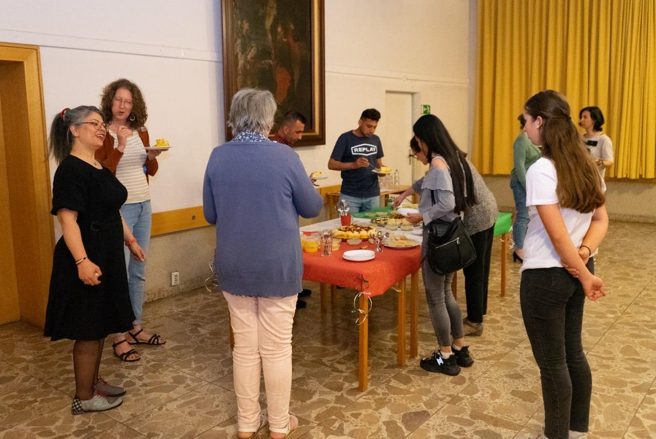 2023-06-27_Iranischer_Abend_Gste_am_persischen_Esstisch-2