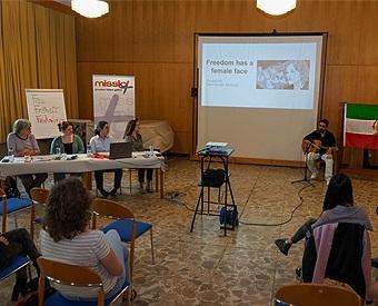 2023-06-27_Iranischer_Abend_Saal_Podium_4_Frauen_Musiker_Yazdani_singt
