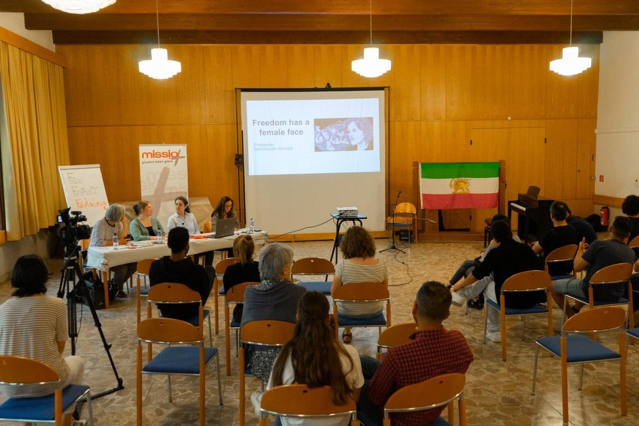 2023-06-27_Iranischer_Abend_Saal_Podium_4_Frauen_vor_Beginn_mit_vielen_Gsten
