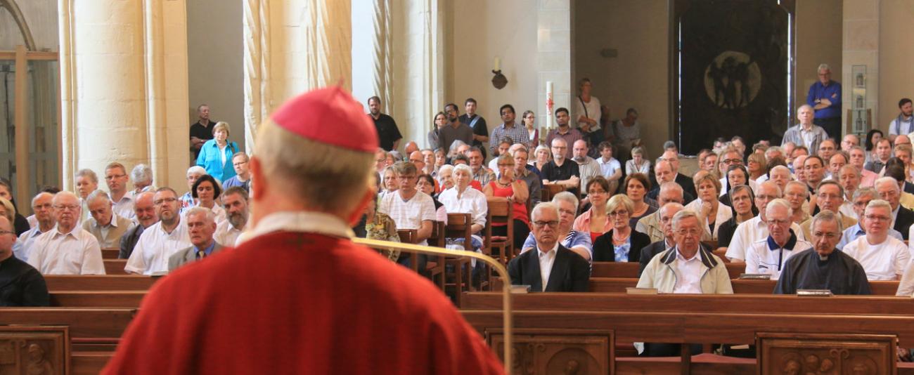Bischof predigt den pastoralen Mitarbeitern