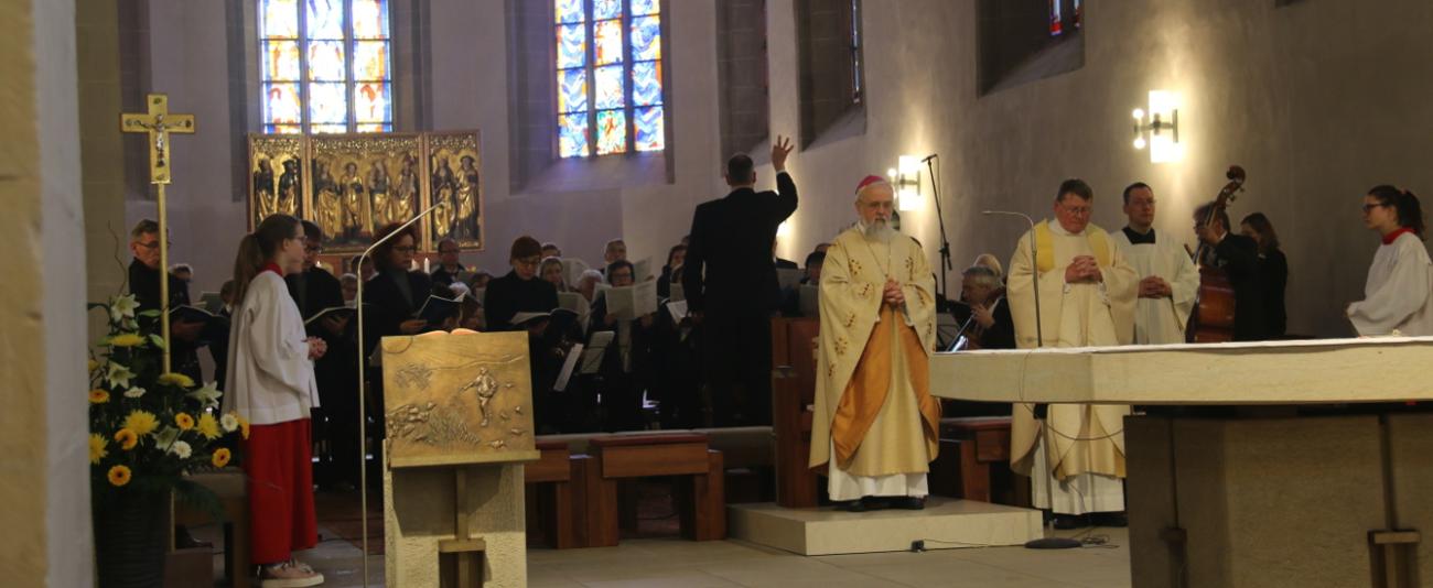 Bischof_und_Orchester_1340_550
