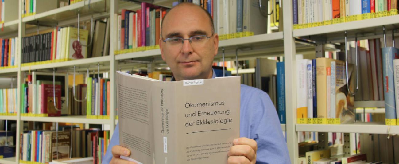 Pogoda_mit_Buch_1340_550