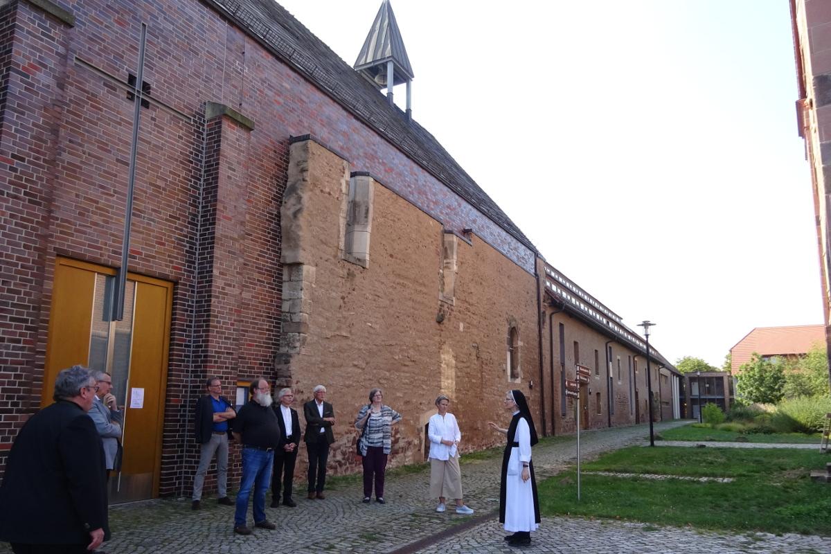 2_vor-der-kirche
