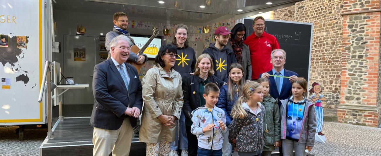 Hoher_Besuch_beim_Sternsingermobil_2022_1340_550