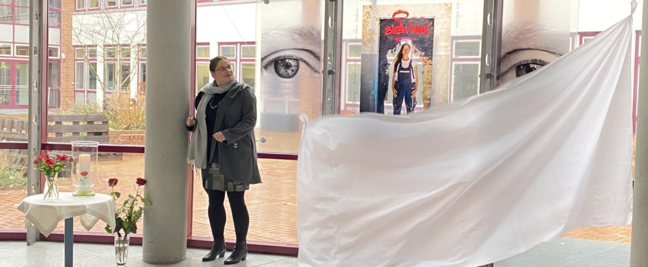 Elisabeth_im_Foyer_des_ELG_-_Moment_der_Enthllung_des_Kunstwerks_-_Foto_Prochnow_ELG_1340_550