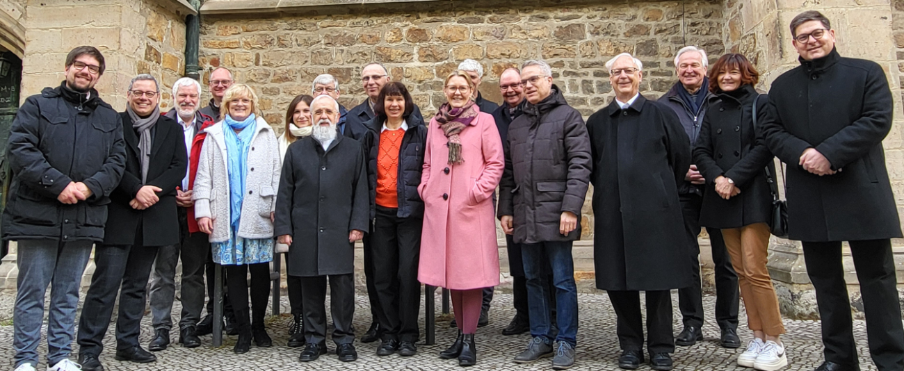 Menschen stehen vor einer Kirche