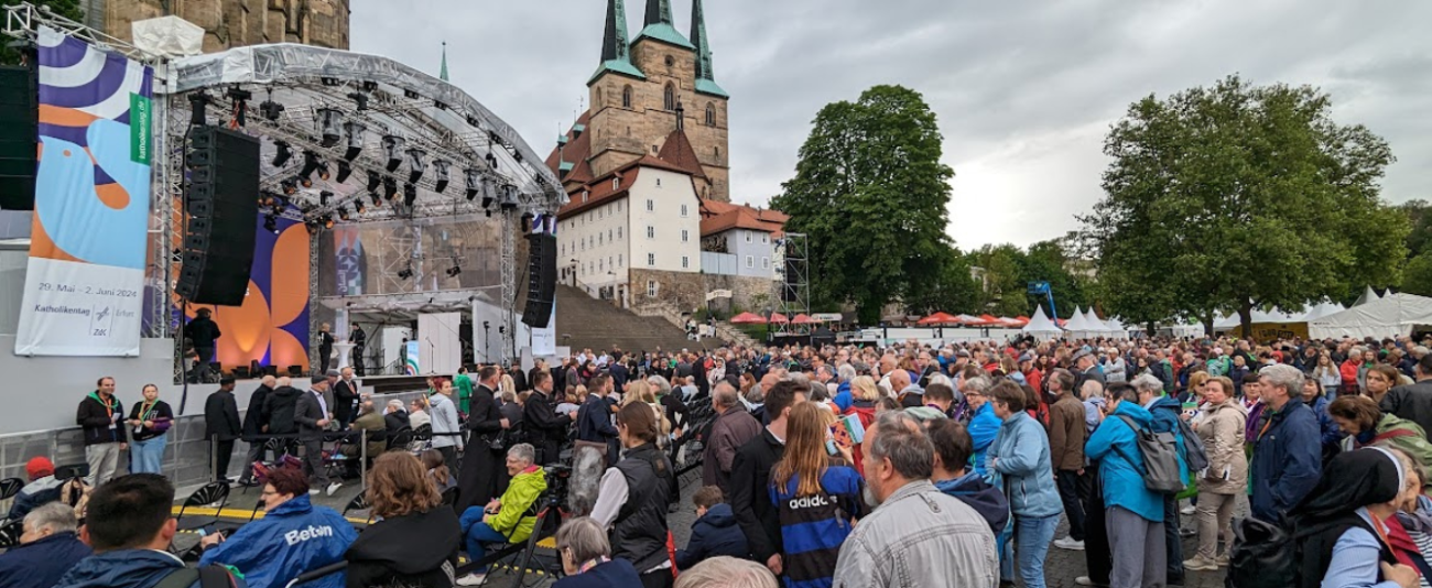Menschenmassen stehen vor einer Kirche