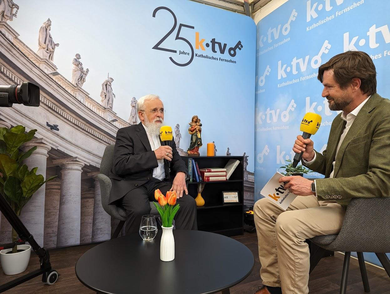 Zwei Menschen im TV-Interview