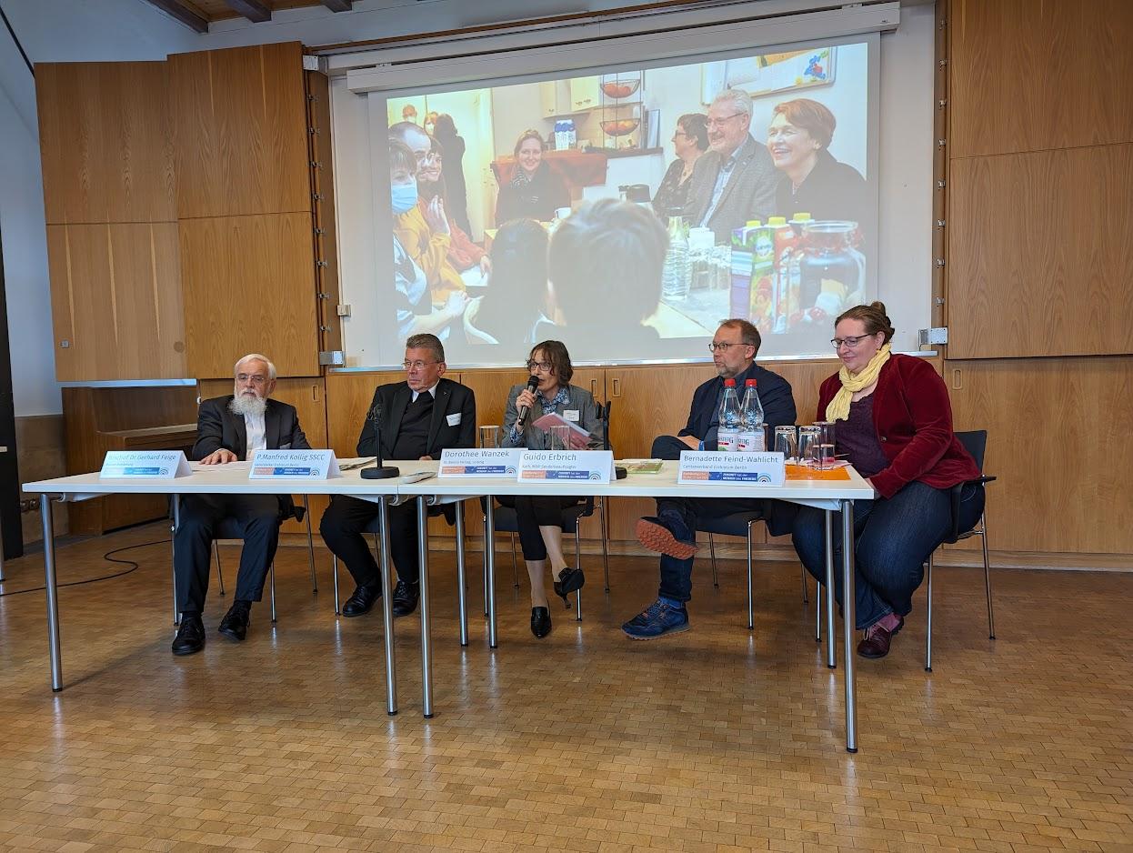 Menschen an einem Tisch unterhalten sich