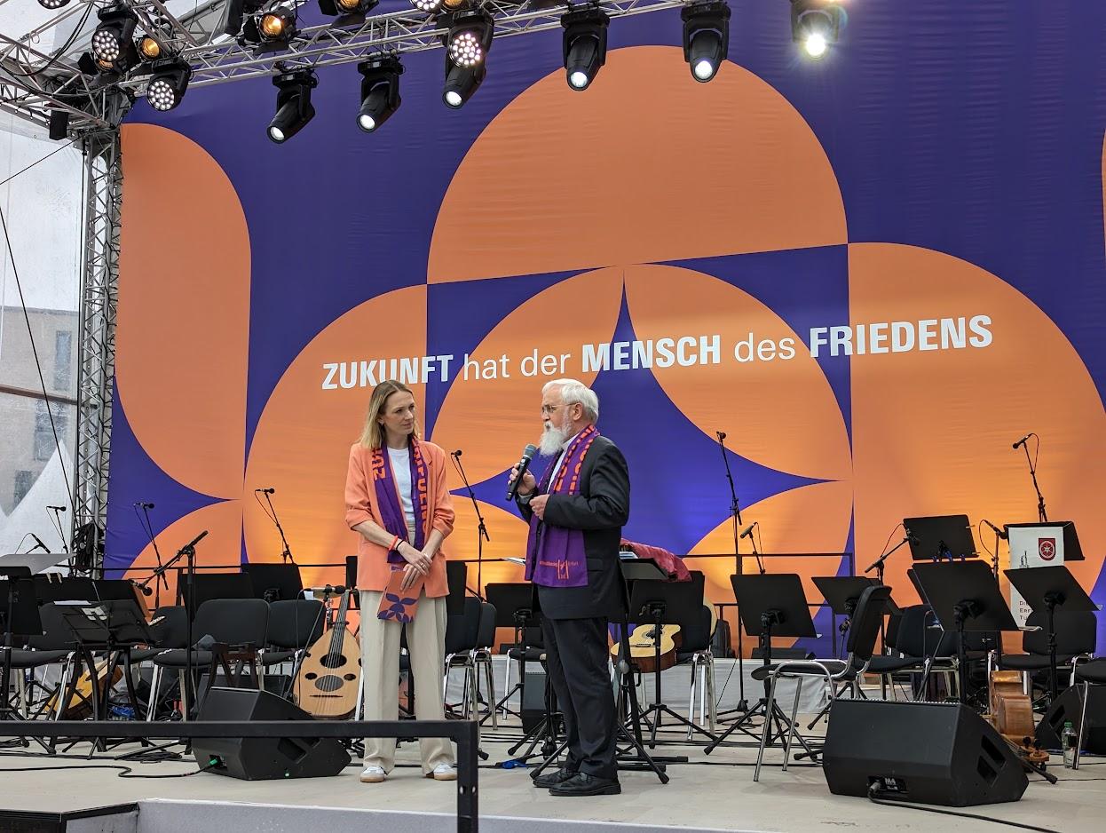 Zwei Menschen auf einer Bühne