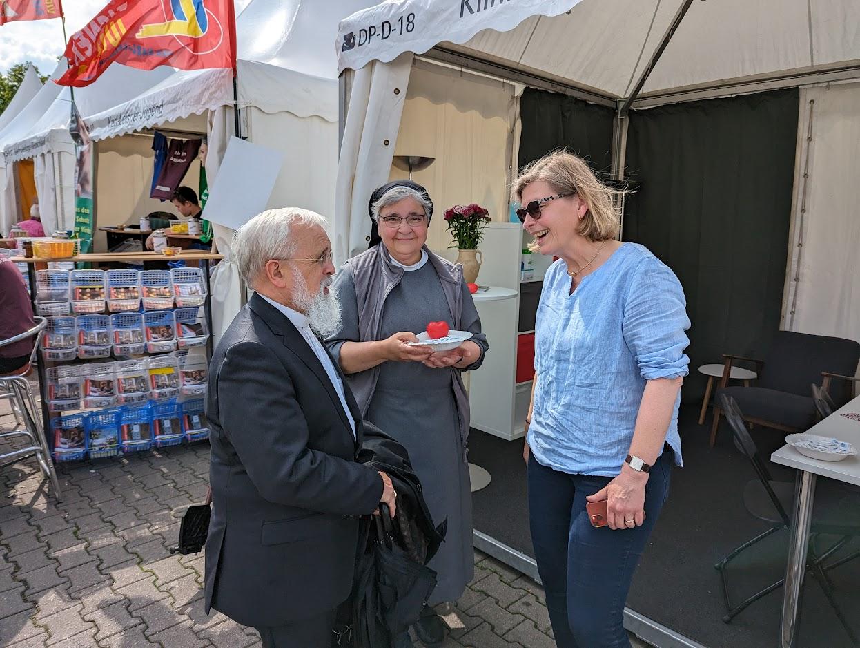 Menschen vor einem Zelt