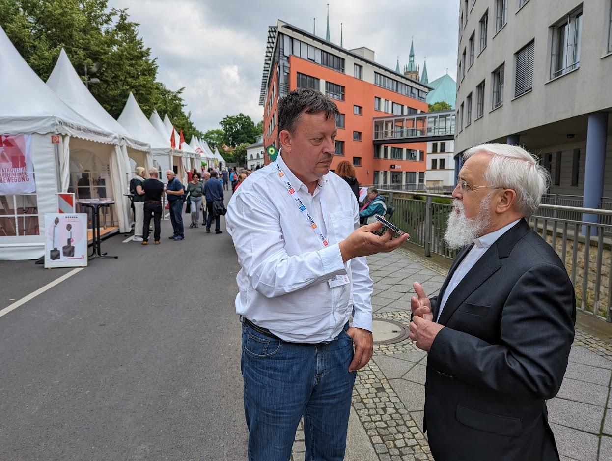 Zwei Menschen reden miteinander