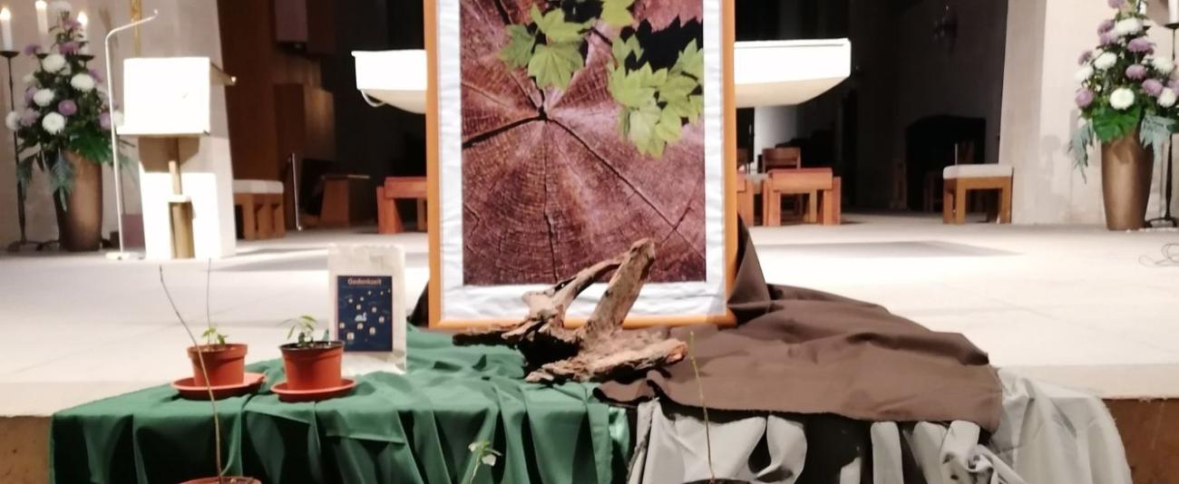 Bilder und Tücher auf Stufen in einer Kirche