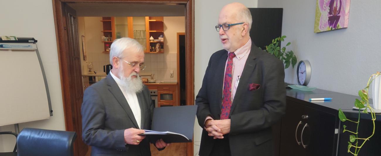 Übergabe Jahresbericht an Bischof Dr. Gerhard Feige